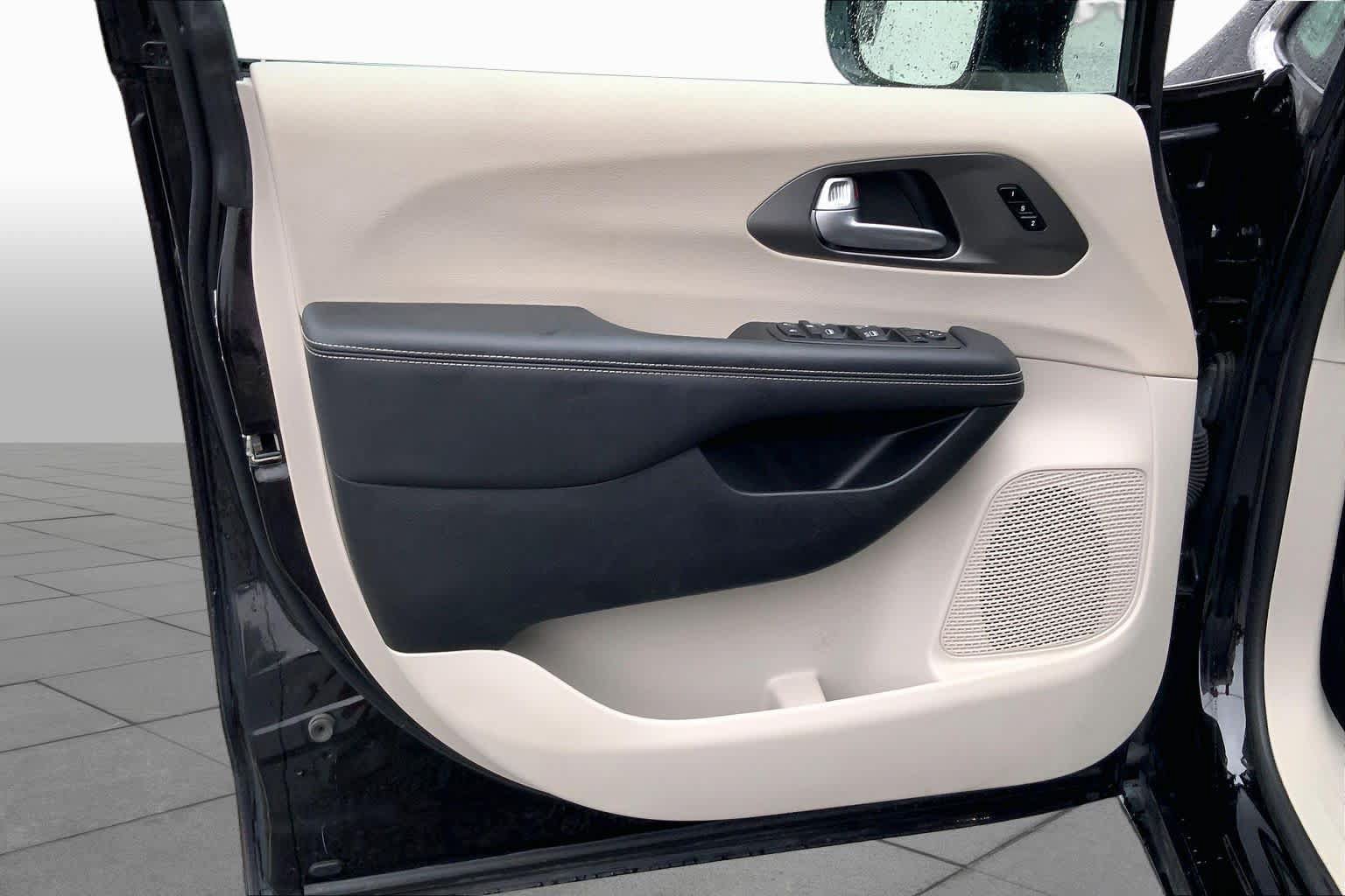 Used 2024 Chrysler Pacifica Touring-L FWD image 18