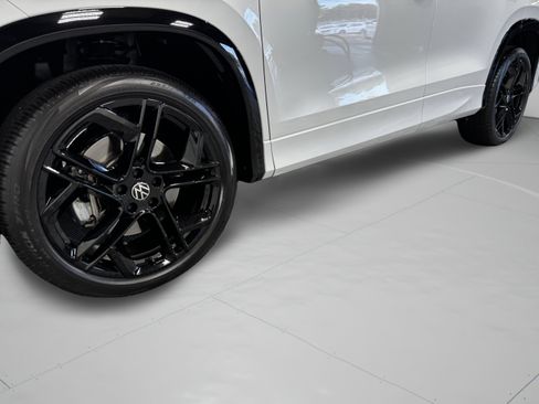 Used 2025 Volkswagen Tiguan SE R-Line AWD/4WD image 43