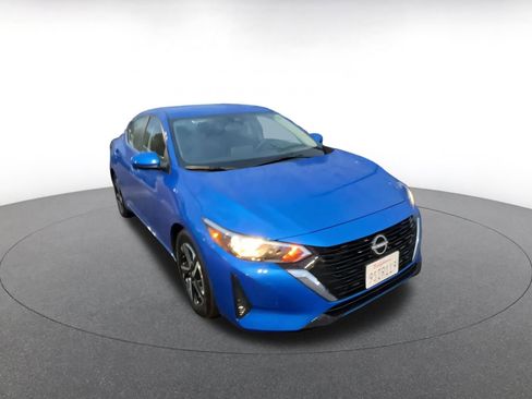 Used 2025 Nissan Sentra SV image 3