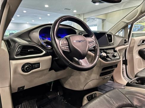 Used 2020 Chrysler Pacifica Touring-L Plus FWD image 9