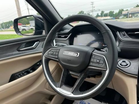 Used 2023 Jeep Grand Cherokee Limited AWD/4WD image 28