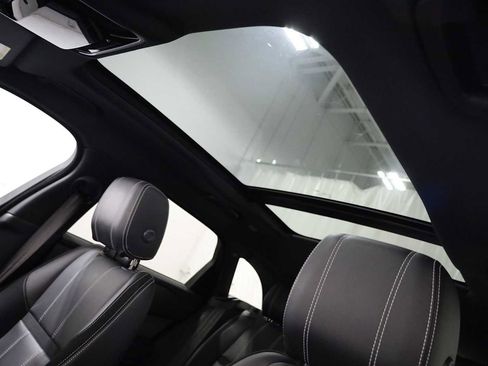 Used 2018 Land Rover Range Rover Velar R-Dynamic SE image 19