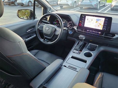 Used 2023 Toyota Sienna XSE image 11