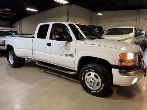 Used 2004 GMC Sierra 3500 SLT w/ Heavy-Duty Power Package AWD/4WD image 1