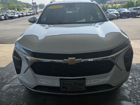 Used 2025 Chevrolet Trax LT FWD image 3