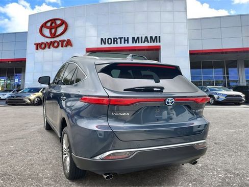 Used 2024 Toyota Venza LE image 3