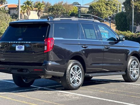 Certified 2025 Ford Expedition Active image 4