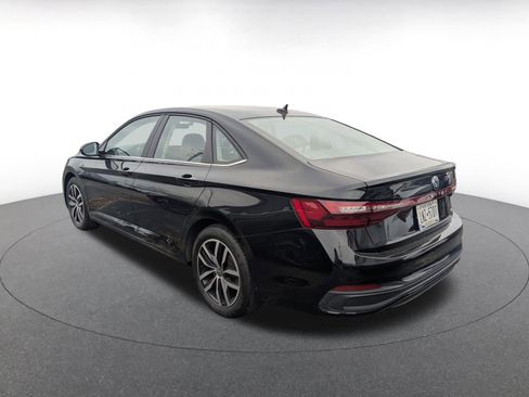 Used 2025 Volkswagen Jetta SE image 4