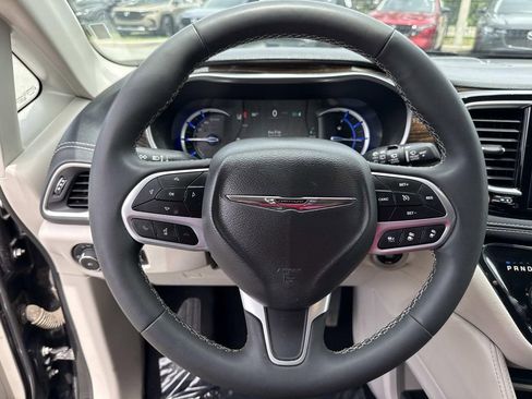 Used 2023 Chrysler Pacifica Limited FWD image 44