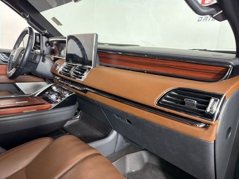 Used 2024 Lincoln Navigator Reserve image 17