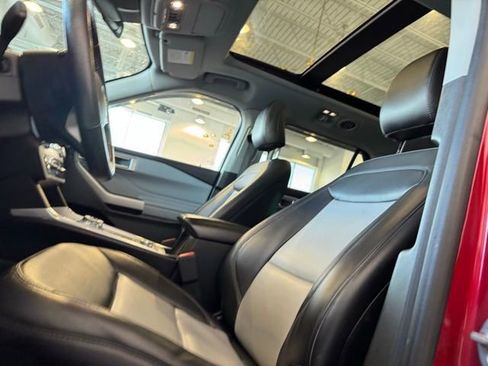 Used 2022 Ford Explorer XLT w/ XLT Sport Appearance Package image 9