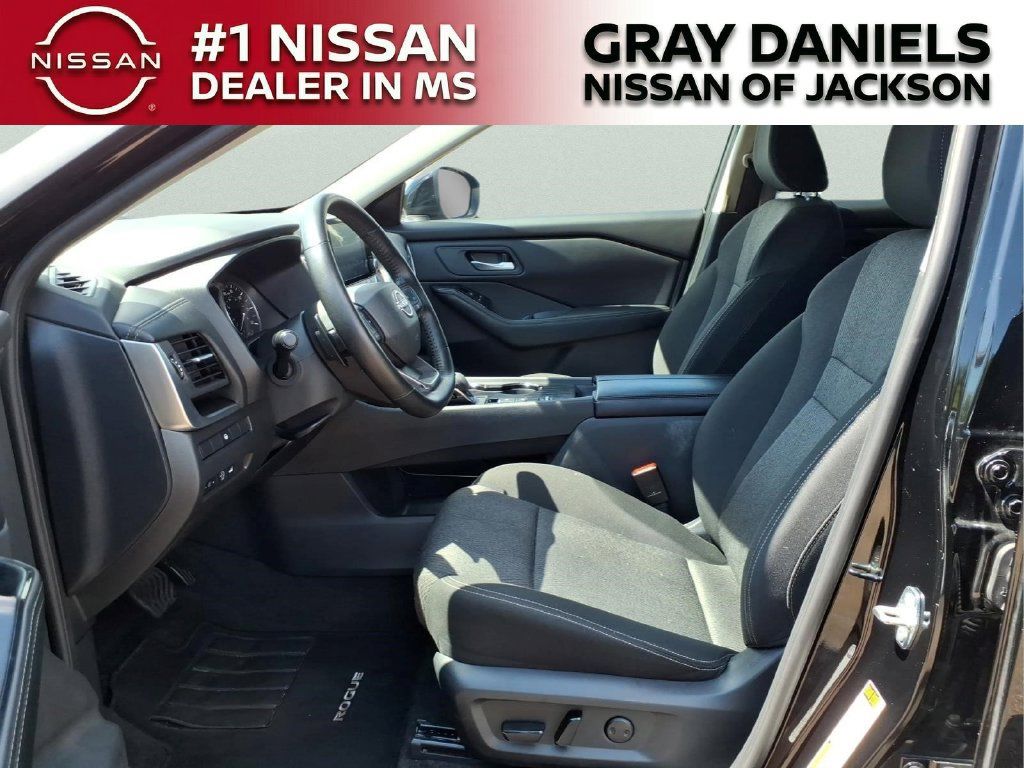 Used 2025 Nissan Rogue SV FWD image 22