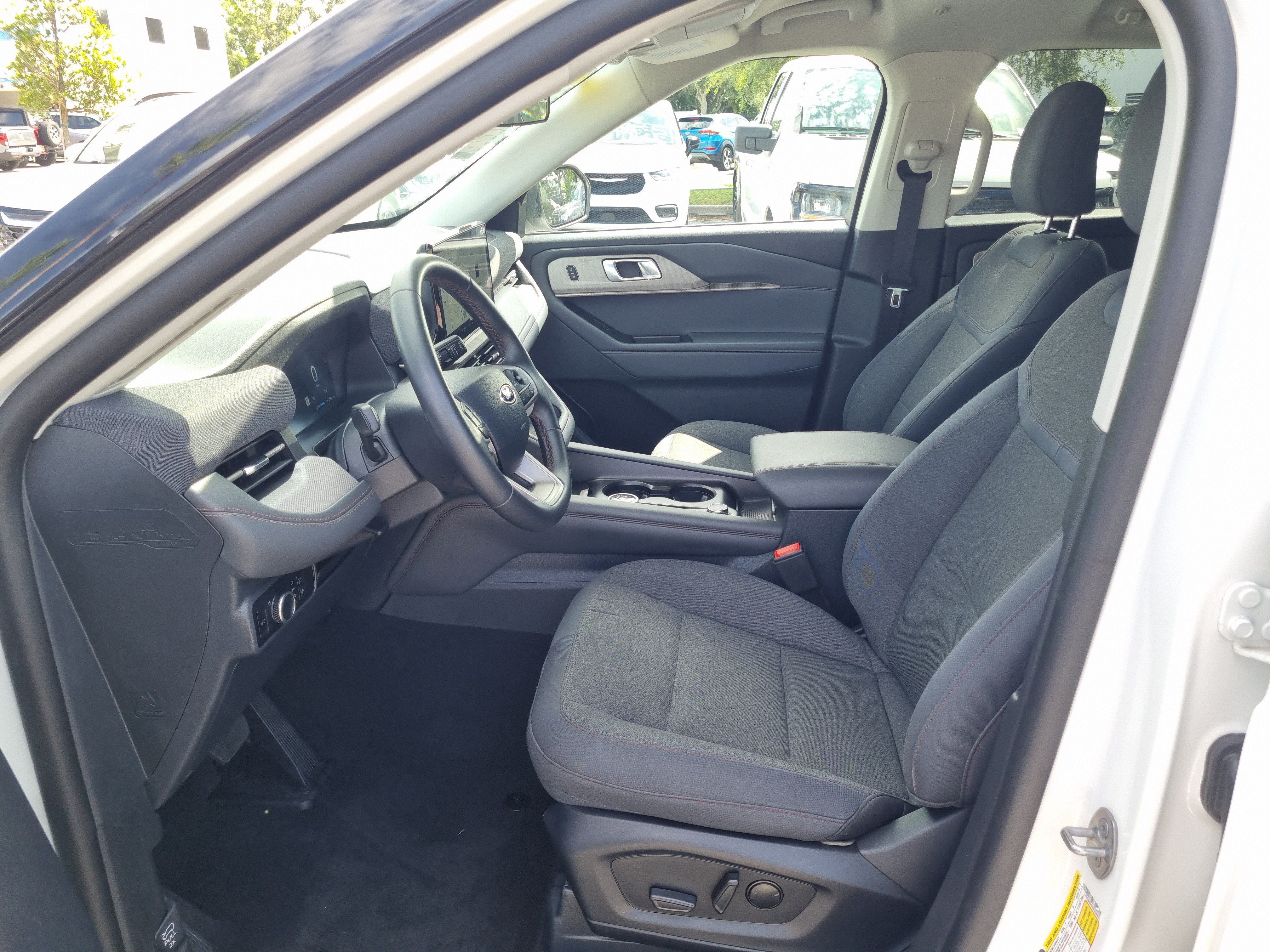 Used 2025 Ford Explorer Active AWD/4WD image 23