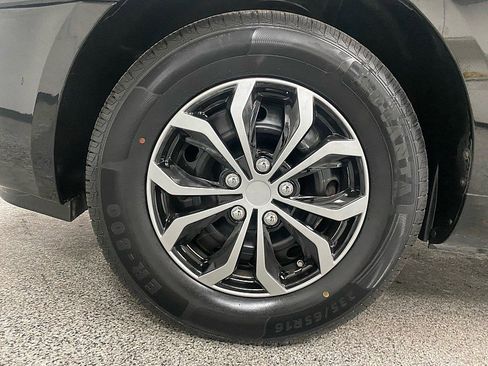 Used 2010 Kia Sedona LX image 24