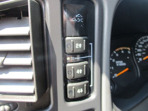 Used 2005 Chevrolet Silverado 2500 LS w/ Heavy-Duty Power Package AWD/4WD image 27