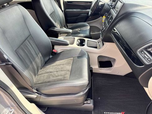 Used 2019 Dodge Grand Caravan SXT w/ Rear Park Assist Package FWD image 22
