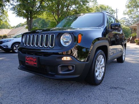 Used 2017 Jeep Renegade Latitude FWD image 2