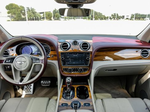 Used 2020 Bentley Bentayga Plug-In Hybrid AWD/4WD image 34