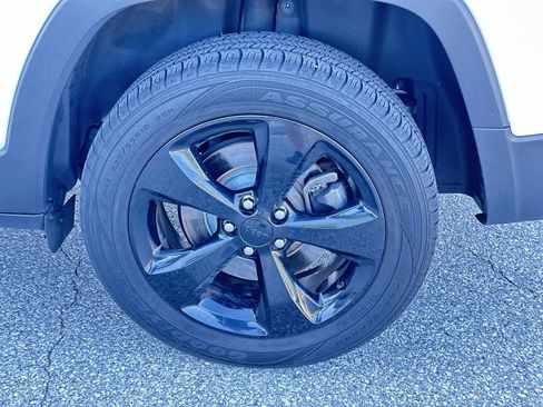 Used 2018 Jeep Cherokee Latitude w/ Altitude Package FWD image 12