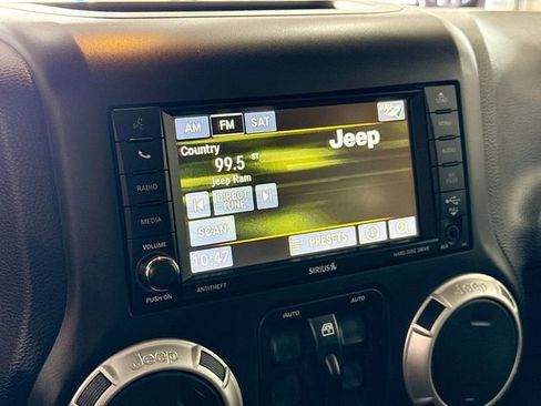 Used 2017 Jeep Wrangler Unlimited Rubicon w/ Connectivity Group image 14