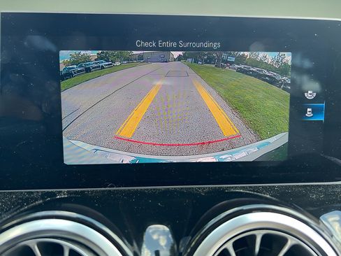 Used 2021 Mercedes-Benz GLB 250 4MATIC image 26