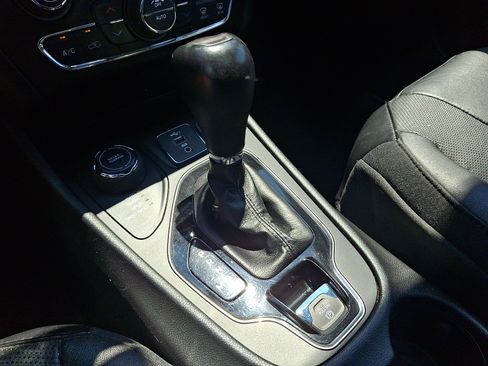 Used 2019 Jeep Cherokee Limited AWD/4WD image 15