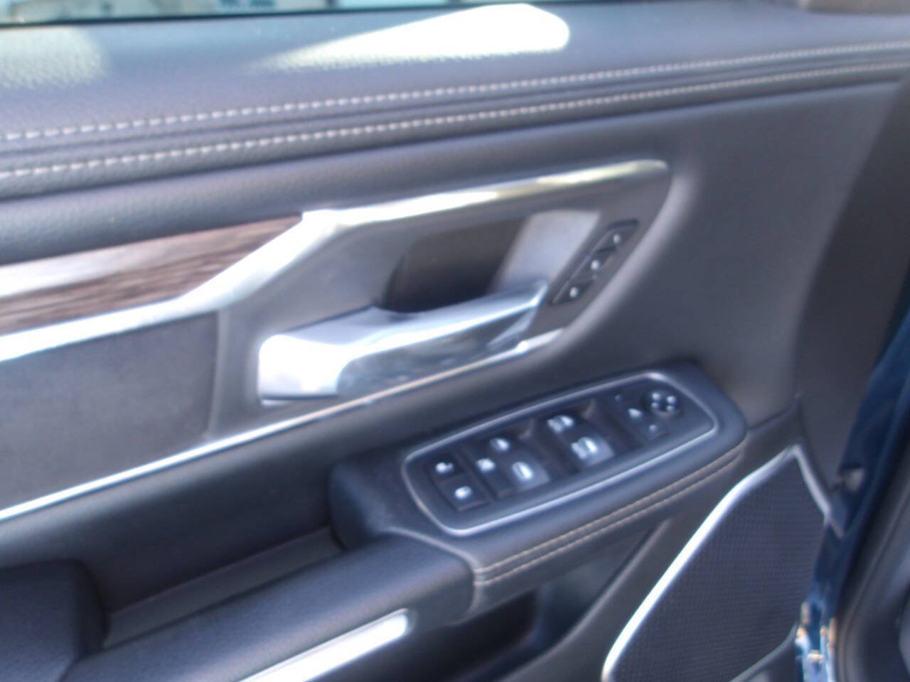 Used 2019 RAM 1500 Laramie AWD/4WD image 9
