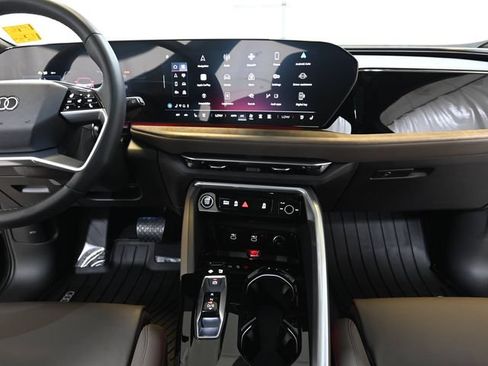 Used 2025 Audi Q5 Premium Plus w/ Premium Plus AWD/4WD image 2