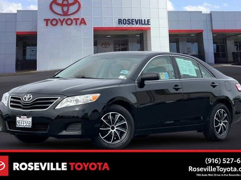 Used 2011 Toyota Camry LE image 1