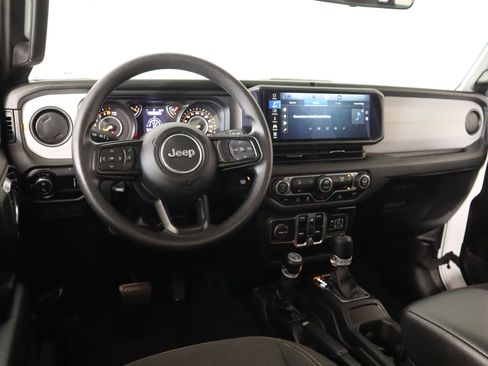 Used 2025 Jeep Gladiator Sport AWD/4WD image 2