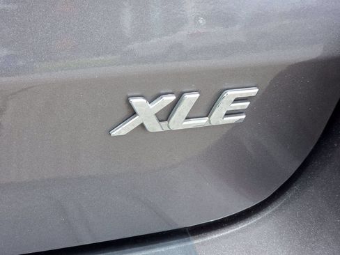 Used 2020 Toyota Sienna XLE Premium FWD image 9