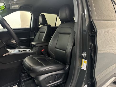 Certified 2022 Ford Explorer XLT w/ Equipment Group 202A image 8