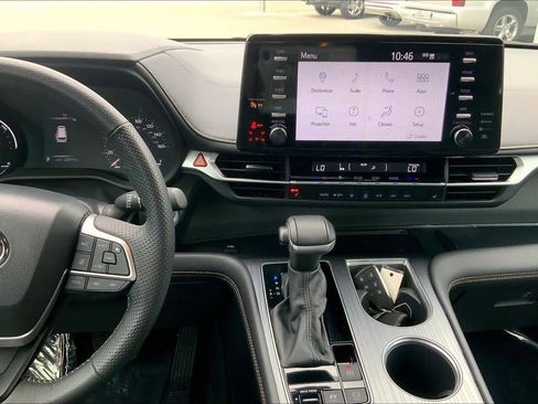 Used 2024 Toyota Sienna XLE Woodland Edition image 6