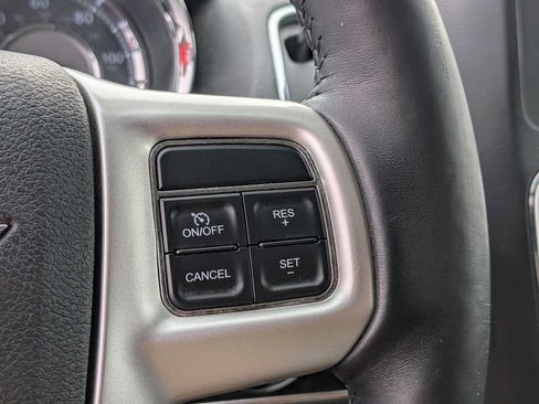 Used 2016 Chrysler Town & Country Touring-L FWD image 24