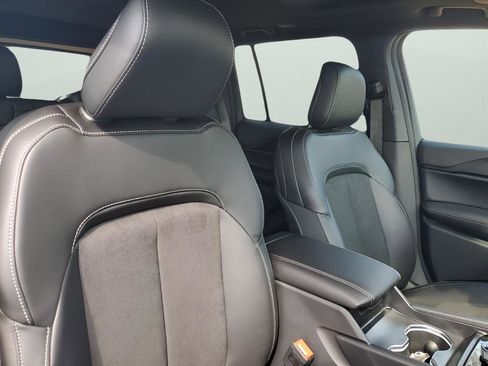 New 2025 Jeep Grand Cherokee Altitude image 15