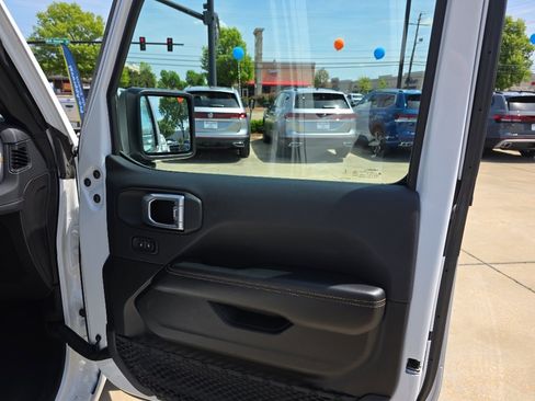 Used 2024 Jeep Wrangler Sahara AWD/4WD image 20