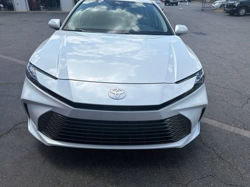 Used 2025 Toyota Camry XLE FWD image 4