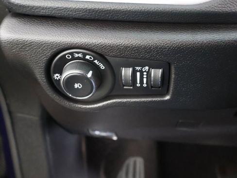 Used 2020 Chrysler Pacifica Limited image 36