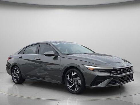 Certified 2025 Hyundai Elantra SEL FWD image 8