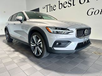 Used 2025 Volvo V60 B5 Cross Country Plus AWD/4WD video 1