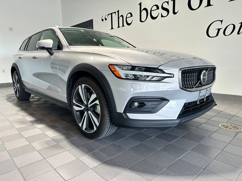 Used 2025 Volvo V60 B5 Cross Country Plus AWD/4WD image 1