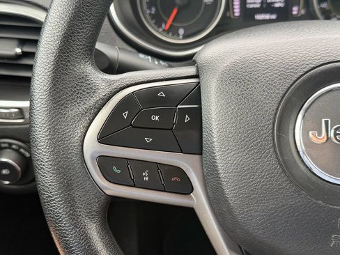 Used 2019 Jeep Cherokee Latitude w/ Popular Appearance Group FWD image 22