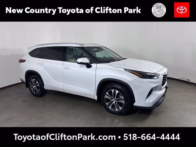 Used 2022 Toyota Highlander XLE AWD/4WD image 1