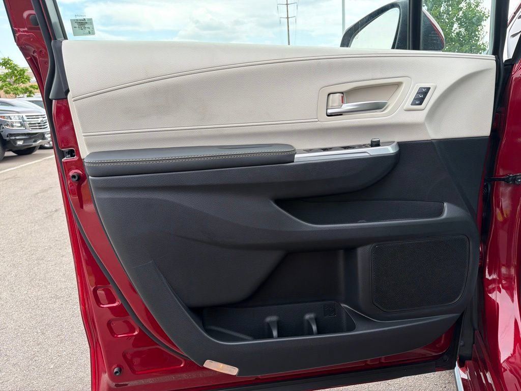Used 2026 Toyota Sienna Limited FWD image 20