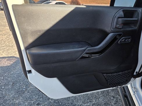 Used 2015 Jeep Wrangler Unlimited Sahara image 10