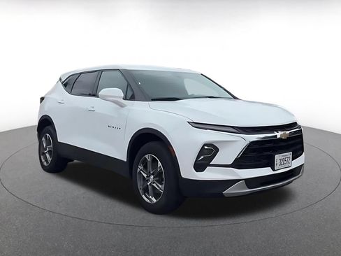 Used 2025 Chevrolet Blazer LT FWD image 2