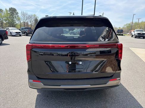 Used 2026 Kia Carnival SX w/ SX Dark Edition Package image 7