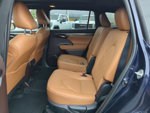 Used 2021 Toyota Highlander Platinum image 20