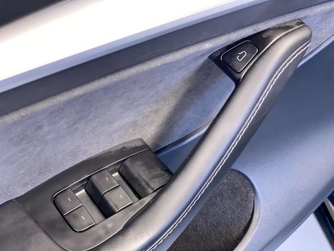 Used 2024 Tesla Model Y Long Range AWD/4WD image 18