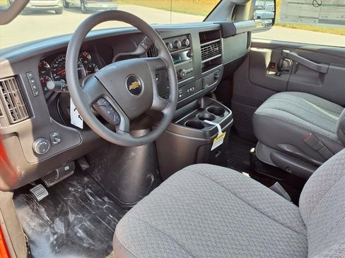 Used 2025 Chevrolet Express 3500 w/ Driver Convenience Package image 14